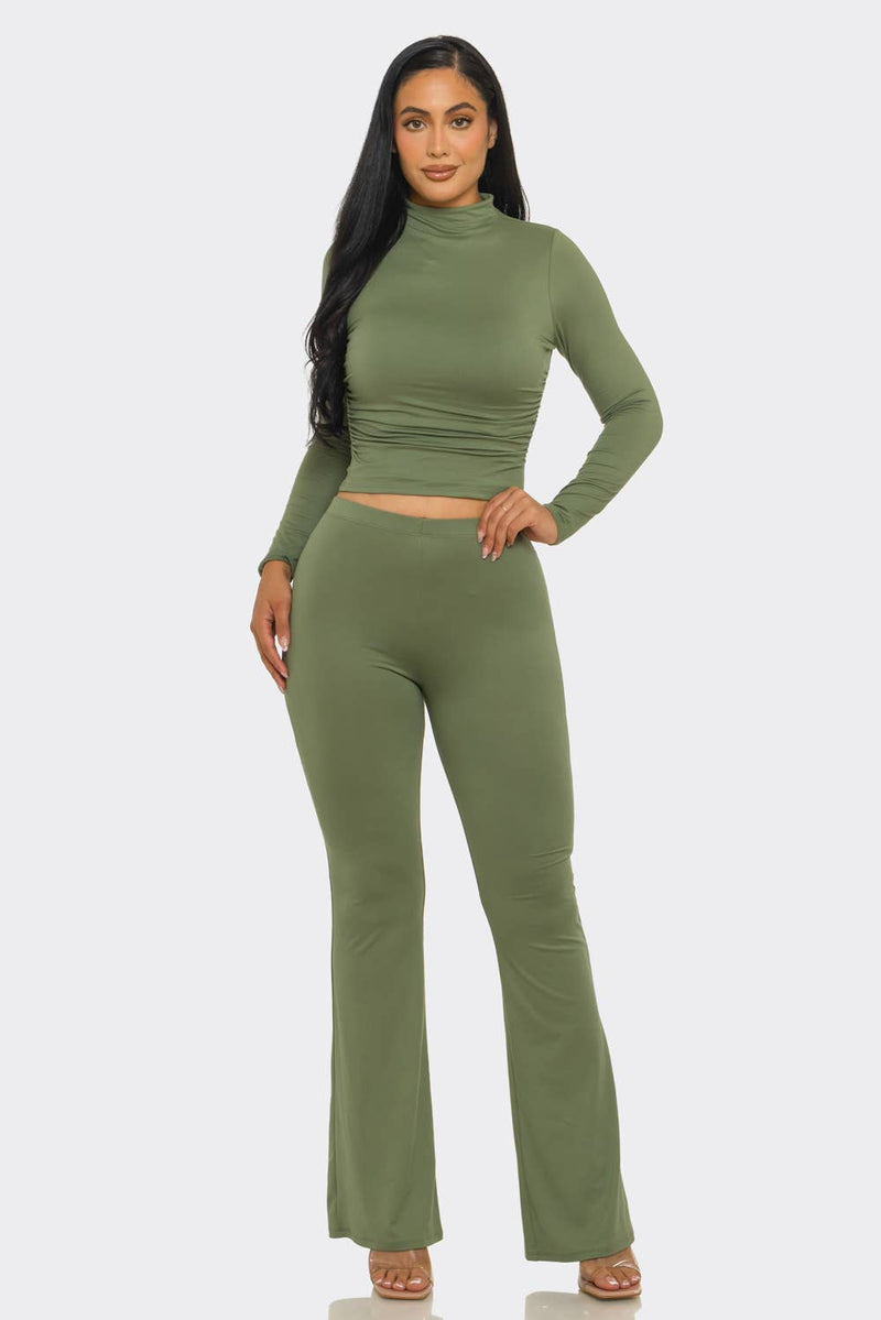 Mock-Neck-Top mit Raffung und ausgestelltes Leggings-Set